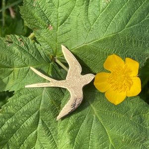 Peaceful swallow pin brooch